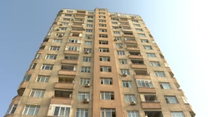 Bakıda yanmış binanın sakinlərinin aqibəti necə olacaq? - VİDEO