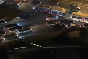 Bakıda taksi sürücüsü təhlükə törətdi - VİDEO