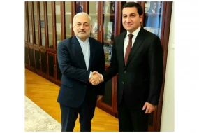 Hikmət Hacıyev İran rəsmisi ilə regional məsələləri müzakirə etdi