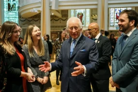 Britaniya kralının uşaqlıq saçı satışa çıxarıldı - Qiymət