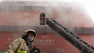 Çində ticarət mərkəzində şam ağacı alovlandı - FOTO