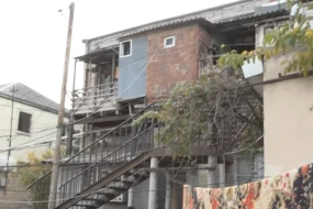 Binəqədidə qəzalı bina: Sakinlər illərdir təhlükə altında yaşayırlar