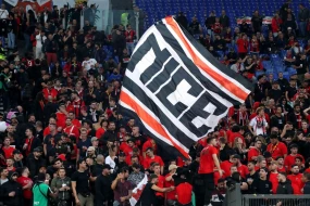 Fransa klubunun azarkeşləri futbolçuları döydülər