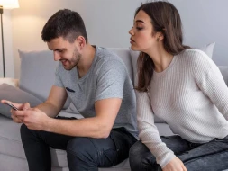 Pul verin başqasının \"Whatsapp\" yazışmalarını oxuyaq - Bakıda qəribə xidmət / FOTO&nbsp;