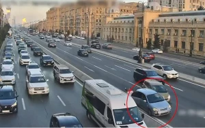 Sərnişini yolun ortasında düşürdü, qəzaya səbəb oldu - VİDEO