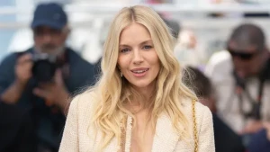 Məşhur aktrisa hamiləliyini qırmızı xalıda açıqladı