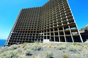 13 yaşlı qız 20 mərtəbəli oteldən yıxılıb öldü