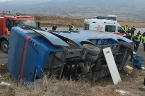 Türkiyədə məhbusları daşıyan avtobus aşdı - Yaralılar var