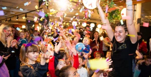 Məktəblərdə Yeni il şənliklərinin görünməyən tərəfi - Uşaqlarda travma yaradır