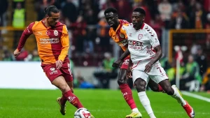 Məşhur futbolçunun maşını kül oldu - FOTOLAR