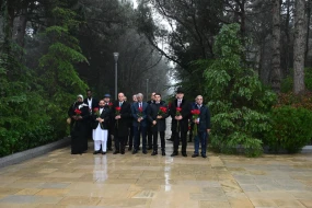 Rəsmi qonaqlar Heydər Əliyevin məzarını ziyarət etdilər - Fotolar