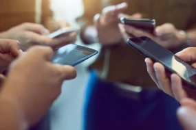 Dünyanın ən yaxşı 10 telefonu açıqlandı - iPhone siyahıda yoxdur!