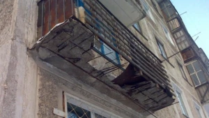 Bakının mərkəzində eyvan uçdu - Yoldan keçən qadın yaralandı