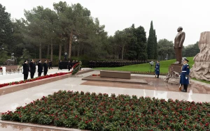 Polis əməkdaşları və Daxili Qoşunların hərbi qulluqçuları Fəxri Xiyabanda - FOTO/VİDEO