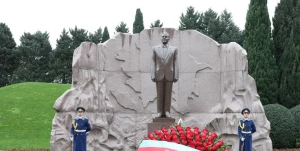 Dövlət və hökumət rəsmiləri Fəxri xiyabanı ziyarət edirlər