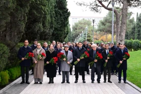 Mədəniyyət Nazirliyinin kollektivi Fəxri xiyabanda - FOTOLAR