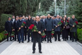 ADSEA kollektivi Fəxri xiyabanda Heydər Əliyevin xatirəsini andı - FOTOLAR