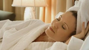 Yaş saçlarla yatmaq zərərdir