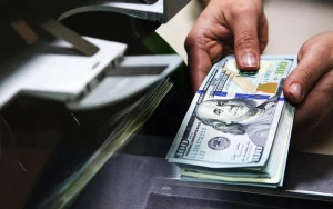 Oğurladığı dollarların yerinə saxtasını qoydu - Saxlanıldı