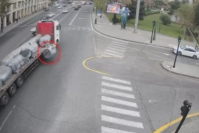 Yük avtomobilindən düşən çəllək təhlükə yaratdı - ANBAAN GÖRÜNTÜ