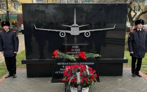 Qroznıda AZAL-ın təyyarə qəzası qurbanlarının xatirə lövhəsi açıldı - FOTO