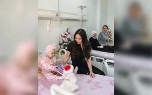 Əliyevalar Milli Onkologiya Mərkəzindəki uşaqlara hədiyyə payladılar - FOTOLAR