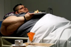 Dünyanın ən kök adamı öldü