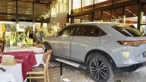 Məşhur müğənninin avtomobili restorana çırpıldı - ANBAAN GÖRÜNTÜLƏR