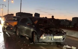 Babək prospektində körpü dondu, 4 maşın toqquşdu - VİDEO