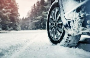 Qarlı havada maşın qayadan aşdı - Bir ailənin 3 üzvü yaralandı