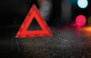 Oğuzda avtomobil ağaca çırpıldı - YARALILAR VAR