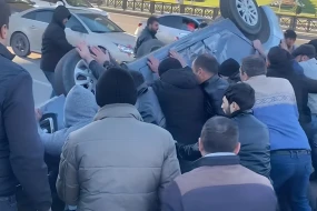 Metronun \"Koroğlu\" stansiyası yaxınlığında QƏZA - Maşın aşdı