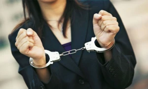 22 yaşlı qadın 65 yaşlı kişini aldatdı - Sevirəm deyib 1.5 milyonunu aldı