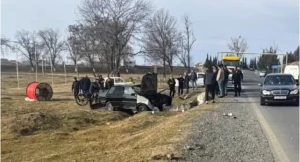 Səhhəti pisləşən taksi sürücüsü qəza törətdi - Özü öldü, sərnişin yaralandı