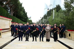 Mədəniyyət Nazirliyinin kollektivi Şəhidlər xiyabanında - FOTOLAR 
