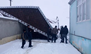 Güclü qar evin talvarını çökdürdü: 2 maşın altında qaldı - VİDEO