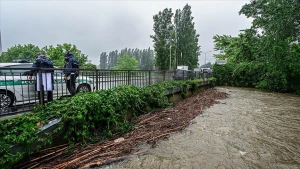 İtaliyada fırtına həyatı iflic etdi