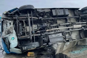 Samuxda fəhlə daşıyan mikroavtobus aşdı - Ölən var