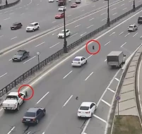 Propektdə hərəkət edən yük maşınının təkərləri yerindən çıxdı - VİDEO