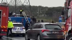 İstanbulda məhbusları daşıyan avtobus aşdı - 10 yaralı var