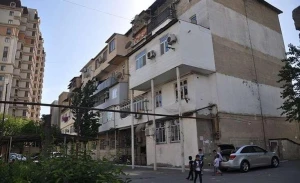 Bakıda binanın bloku çökdü - Sakinlər evdən çıxa bilmir /&nbsp;FOTO&nbsp;