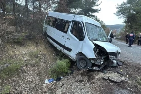 Əcnəbi tələbələri daşıyan mikroavtobus aşdı - 17 yaralı var