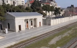 Sərnişinlər ADY-dən şikayətçidilər: Qatarlar bu stansiyada dayanmır - VİDEO