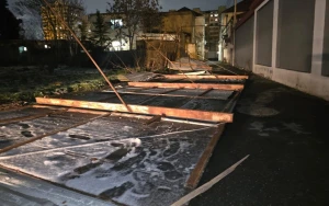 Güclü külək Yasamalda fəsadlar törətdi:&nbsp;Gediş-gəliş çətinləşdi - FOTO