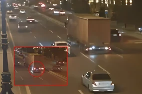 Geriyə hərəkət edən TIR qəzaya səbəb oldu - VİDEO