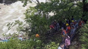 Toydan qayıdan avtobus dərədən yuvarlandı - DƏHŞƏT