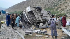 Əfqanıstanda avtobus aşdı - Ölən və yaralananlar var