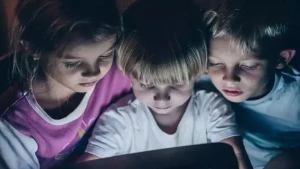 Uşaqlar niyə aqressivləşir? - Telefonla bağlı xəbərdarlıq