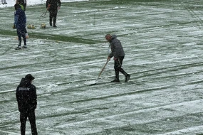 Qurban Qurbanov stadionda qarın təmizlənməsinə kömək etdi - VİDEO