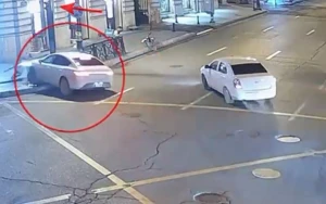 Bakıda avtomobil işıqfora çırpıldı - VİDEO